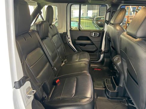 Used 2019 Jeep Wrangler Unlimited Sahara w/ Uconnect 4C Nav & Sound Group AWD/4WD image 15