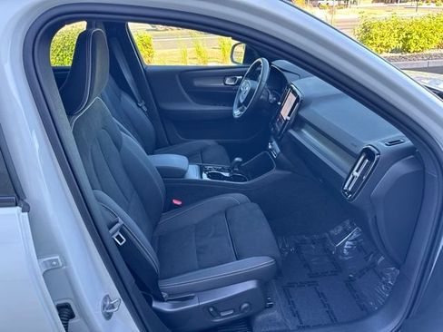 Certified 2025 Volvo XC40 B5 Plus AWD/4WD image 15
