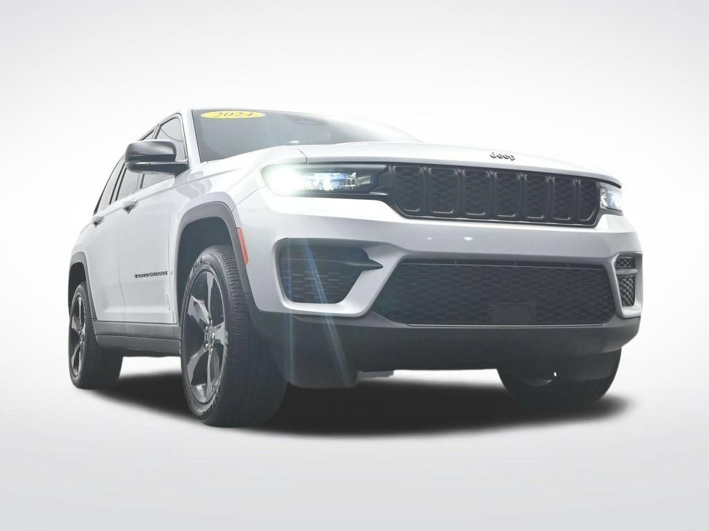 Used 2024 Jeep Grand Cherokee Altitude RWD image 43
