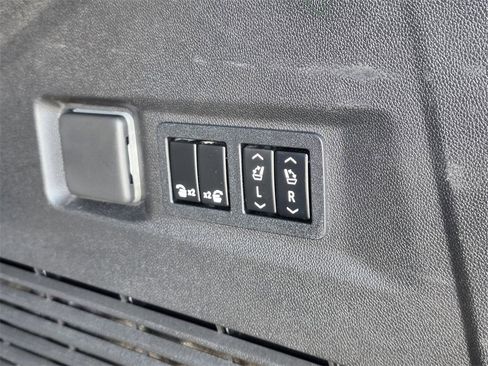 Used 2021 Chevrolet Tahoe Premier w/ Premium Package image 31