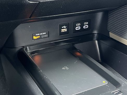 Used 2025 Toyota Camry SE w/ Convenience Package image 16