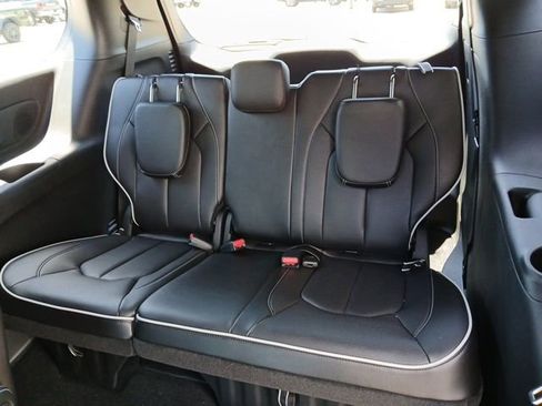 New 2027 Chrysler Pacifica Limited FWD image 12