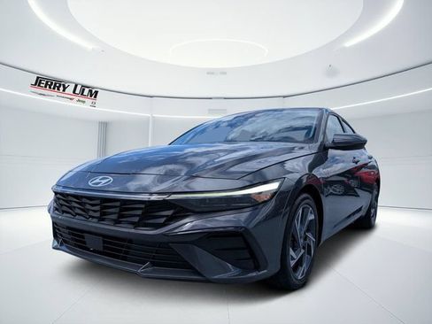 Used 2025 Hyundai Elantra Limited FWD image 7
