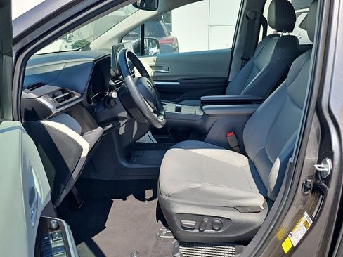 Used 2024 Toyota Sienna XLE FWD image 6