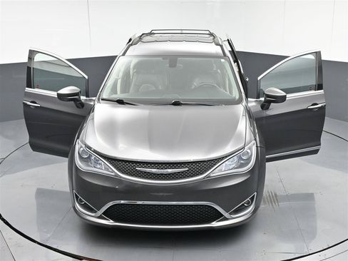 Used 2017 Chrysler Pacifica Touring-L FWD image 38
