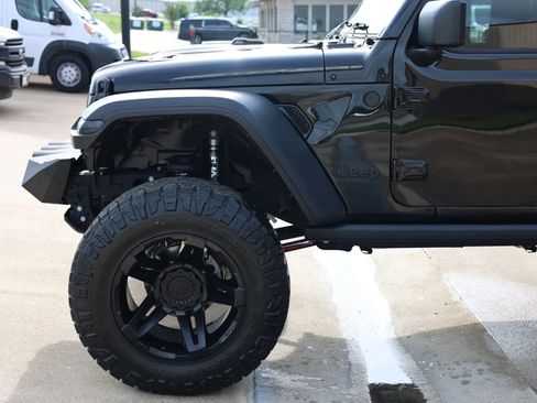 Used 2024 Jeep Gladiator Rubicon w/ Technology Group AWD/4WD image 15