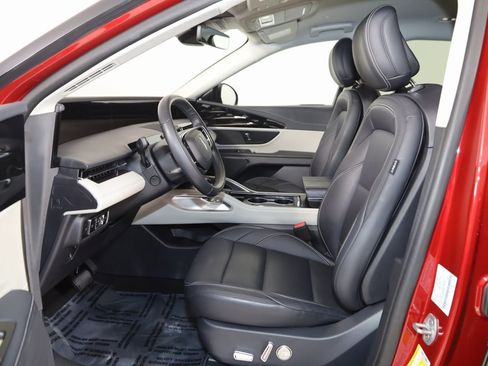 Used 2025 Lincoln Nautilus Premier image 12