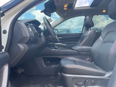 Used 2023 Nissan Pathfinder SL w/ SL Premium Package FWD image 2