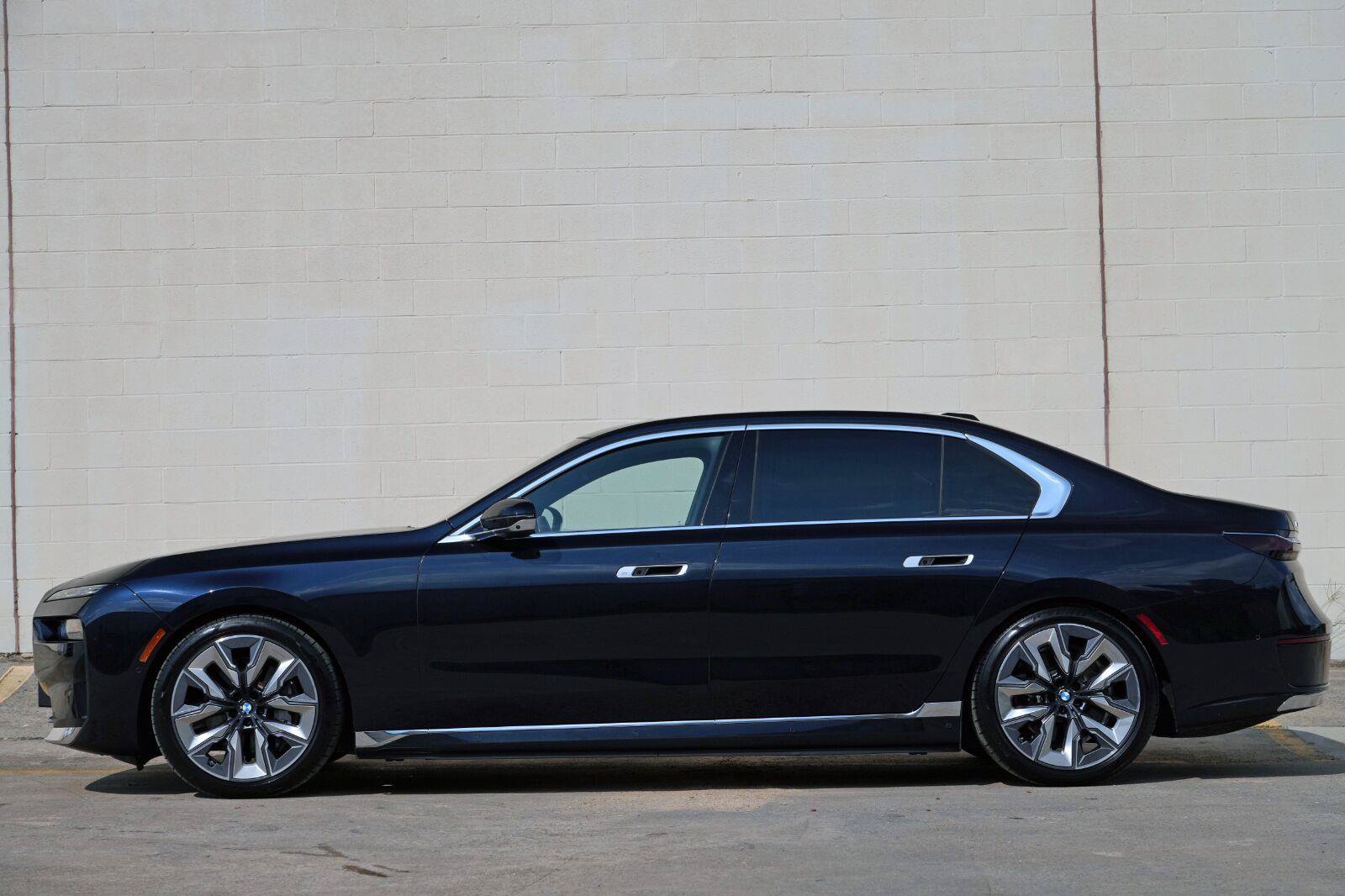 Used 2023 BMW i7 xDrive60 w/ Executive Package 2 AWD/4WD image 9