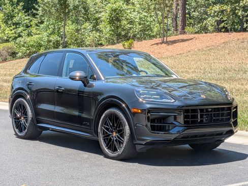 Certified 2025 Porsche Cayenne GTS AWD/4WD image 34