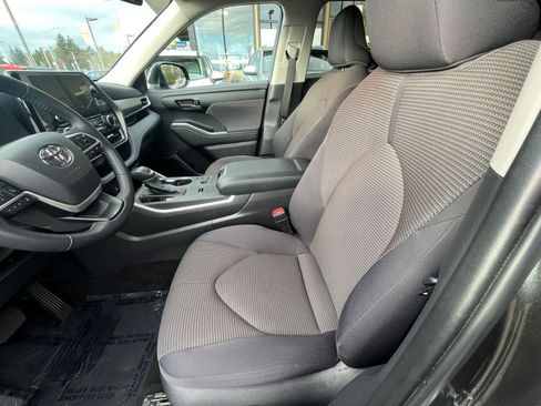 Used 2025 Toyota Highlander LE image 28