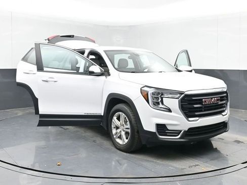 Used 2022 GMC Terrain SLE w/ LPO, Floor Liner Package image 44