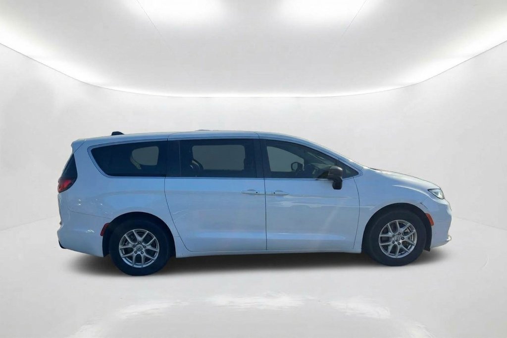 Used 2024 Chrysler Pacifica Touring-L FWD image 4