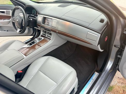 Used 2015 Jaguar XF Premium image 43