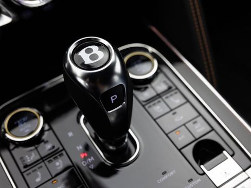 Used 2025 Bentley Flying Spur Plug-In Hybrid image 31