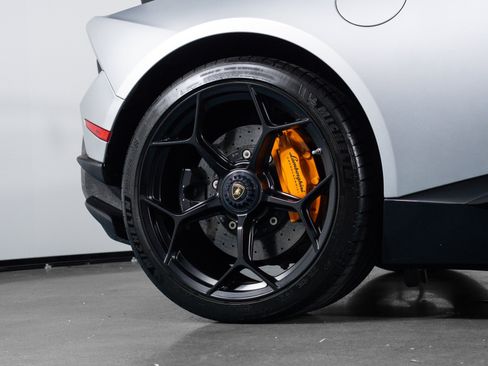 Used 2018 Lamborghini Huracan Performante AWD/4WD image 15