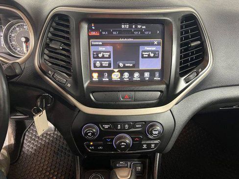 Certified 2017 Jeep Cherokee Latitude w/ Cold Weather Group AWD/4WD image 17