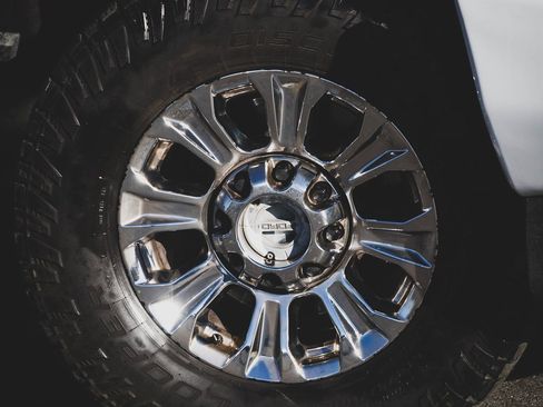 Used 2017 Ford F250 XLT w/ XLT Premium Package image 2