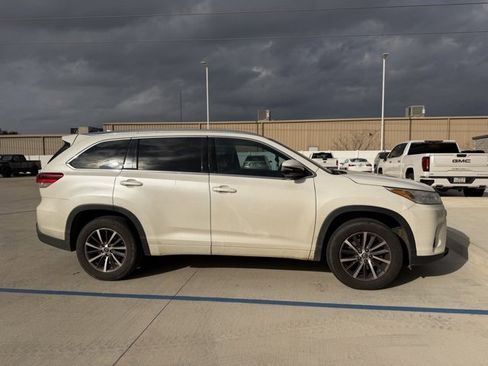 Used 2017 Toyota Highlander XLE image 2