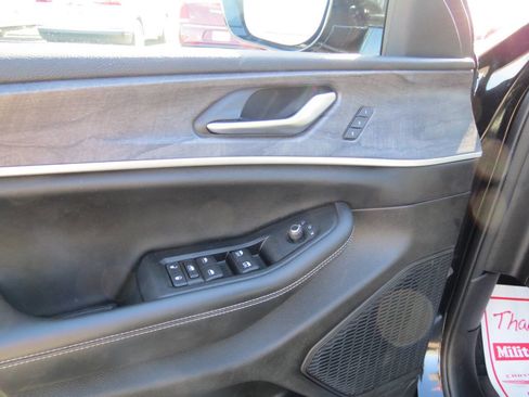 Used 2023 Jeep Grand Cherokee Limited image 13