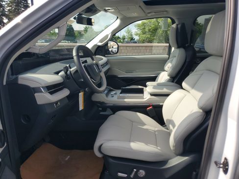 New 2026 Lincoln Navigator Reserve w/ Jet Appearance Package AWD/4WD image 12