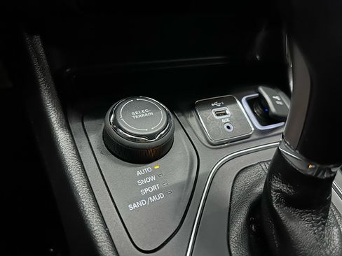 Used 2022 Jeep Cherokee Latitude Lux w/ Sun & Sound Group image 28