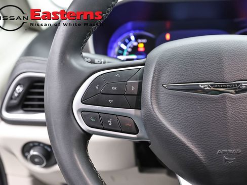 Used 2023 Chrysler Pacifica Touring-L FWD image 15
