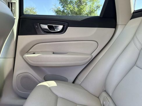 Used 2022 Volvo XC60 B5 Momentum w/ Climate Package FWD image 17
