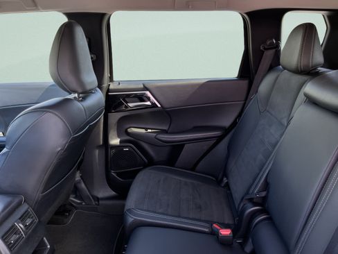 Used 2025 Mitsubishi Outlander SE AWD/4WD image 24