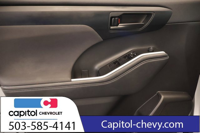 Used 2023 Toyota Highlander LE AWD/4WD image 11