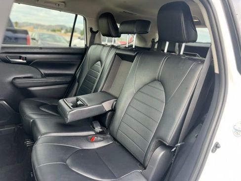 Certified 2025 Toyota Highlander XLE image 19