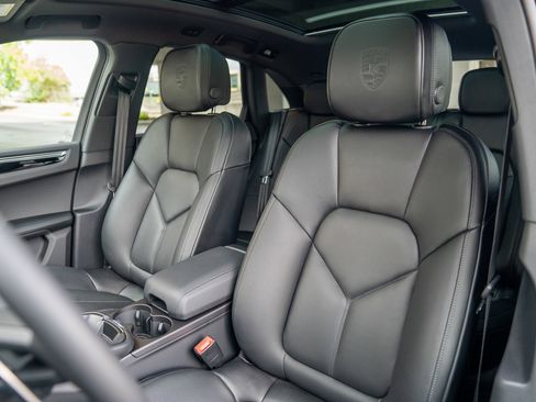 Certified 2025 Porsche Macan AWD/4WD image 5