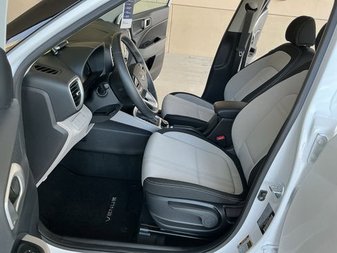 Certified 2025 Hyundai Venue SEL image 10