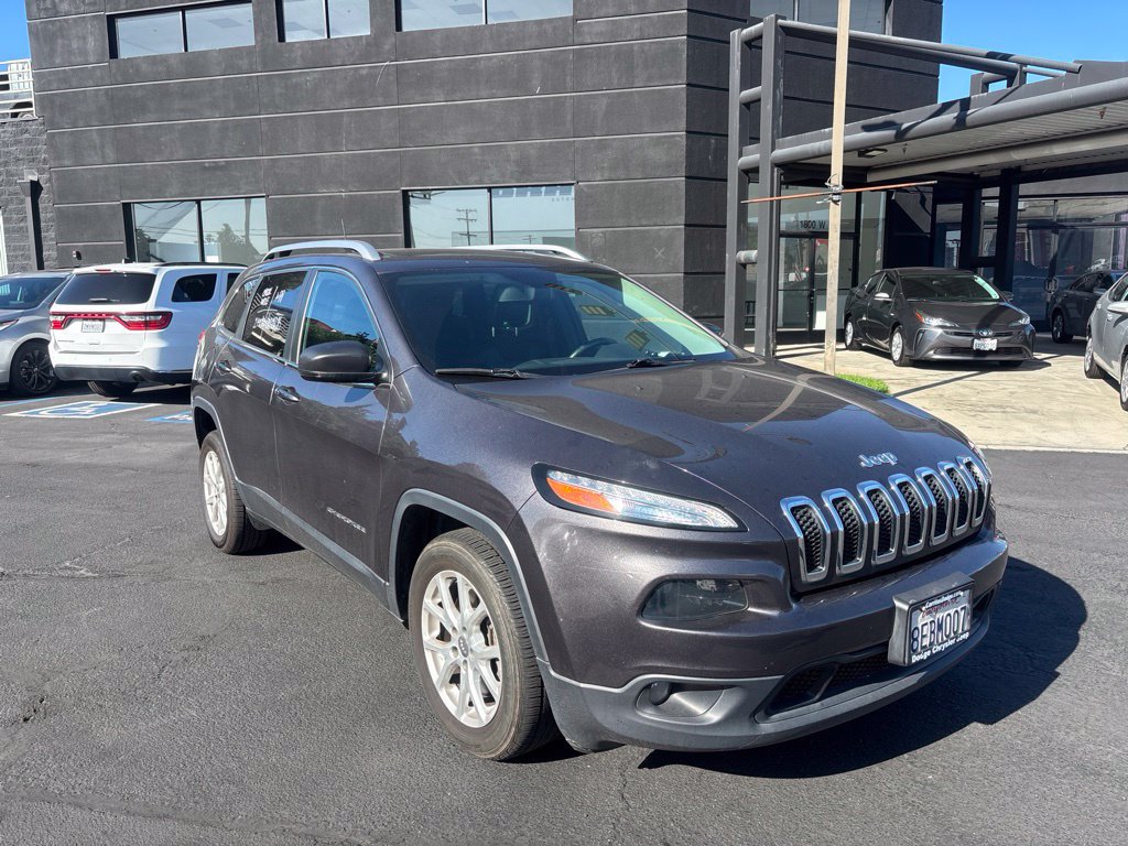 Used 2018 Jeep Cherokee Latitude Plus w/ Comfort/Convenience Group FWD image 2