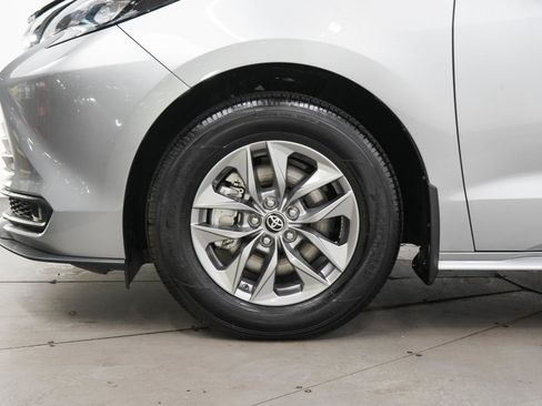 Used 2025 Toyota Sienna FWD image 30