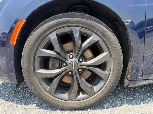 Used 2018 Chrysler Pacifica Touring-L Plus w/ Advanced Safetytec Group FWD image 6