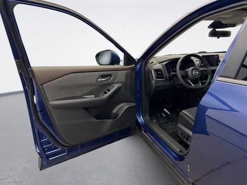 Used 2023 Nissan Rogue SV image 9