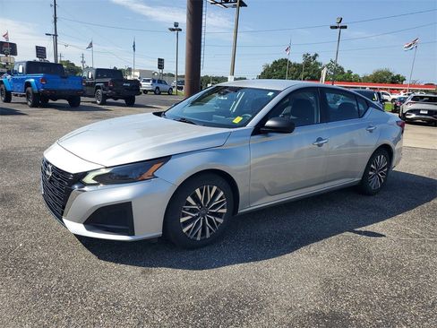 Used 2024 Nissan Altima 2.5 SV image 2