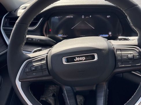 Used 2023 Jeep Grand Cherokee Limited image 16