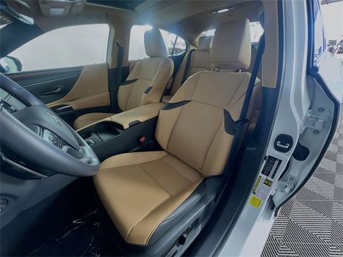 Used 2025 Lexus ES 350 w/ Premium Package image 9