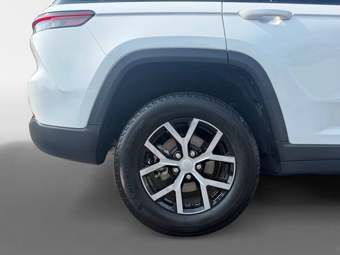 Certified 2025 Jeep Grand Cherokee Limited w/ Trailer Tow Package AWD/4WD image 10