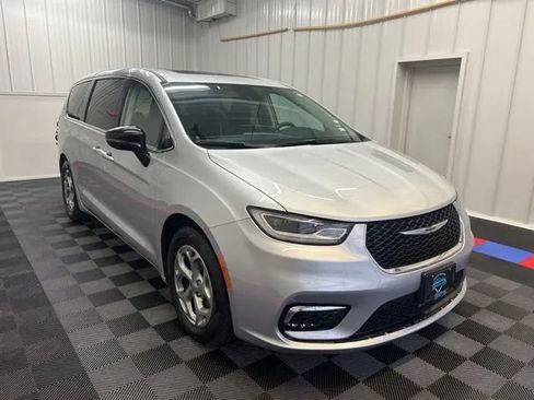 Used 2024 Chrysler Pacifica Limited FWD image 3
