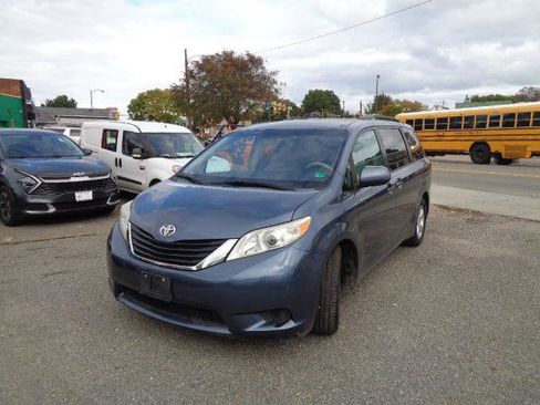 Used 2014 Toyota Sienna LE image 2