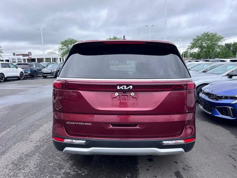 Used 2022 Kia Carnival EX FWD image 5