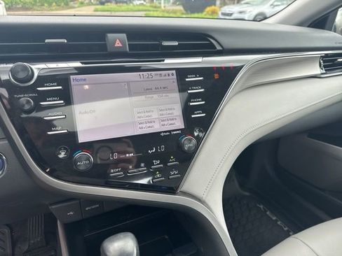 Used 2020 Toyota Camry SE w/ Sunroof Package FWD image 9