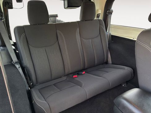 Used 2018 Jeep Wrangler Sahara w/ Connectivity Group AWD/4WD image 24