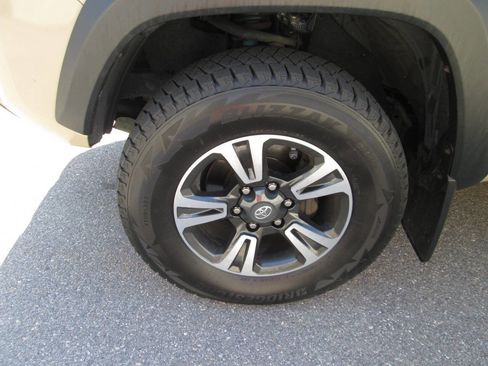 Used 2016 Toyota Tacoma TRD Off-Road w/ Towing Package image 15