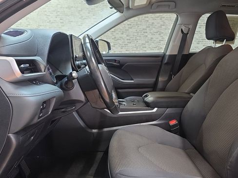 Used 2023 Toyota Highlander LE FWD image 23