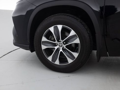 Used 2021 Toyota Highlander XLE AWD/4WD image 18
