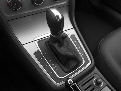 Used 2017 Volkswagen Golf Wolfsburg Edition image 11